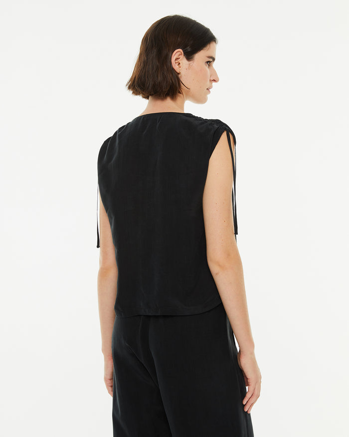 System Action Top De Cupro Con Cuello Pico Y Cierre Botones