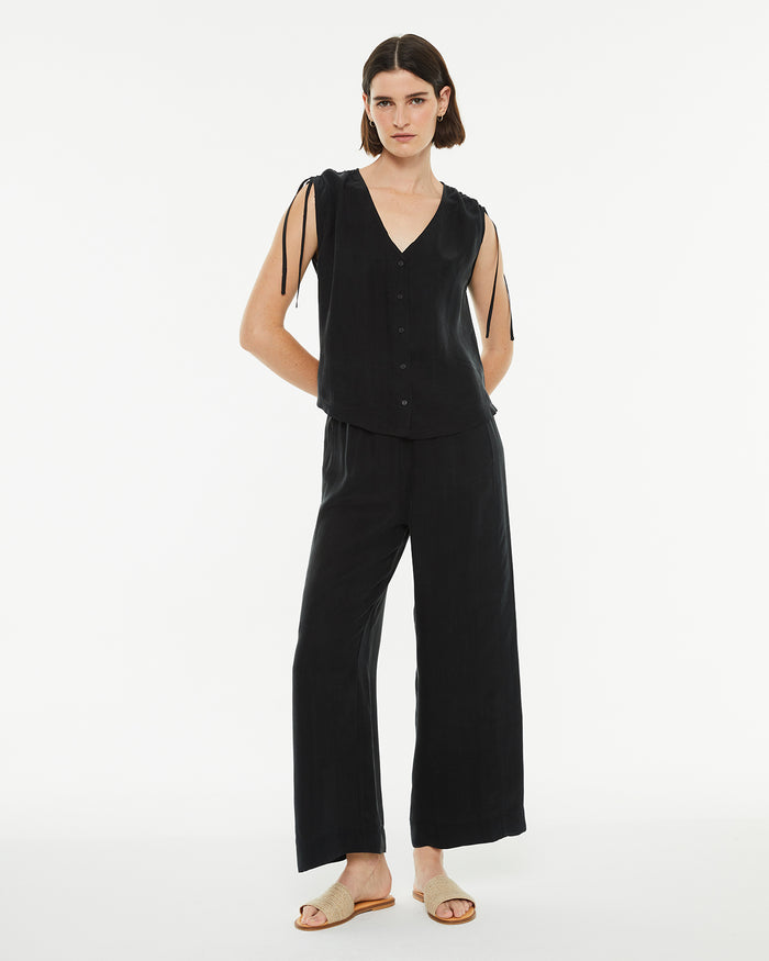 System Action Top De Cupro Con Cuello Pico Y Cierre Botones