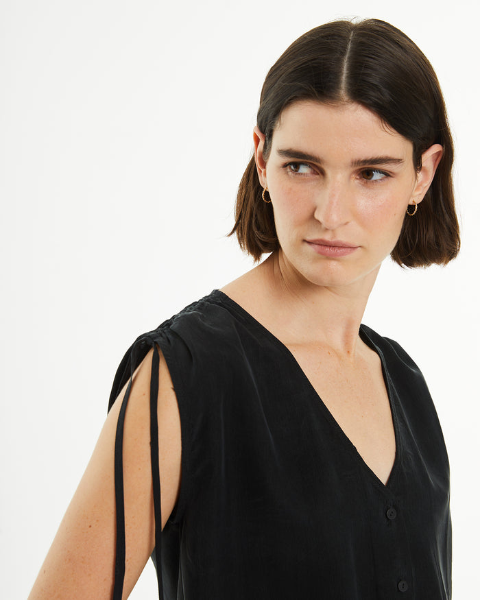 System Action Top De Cupro Con Cuello Pico Y Cierre Botones