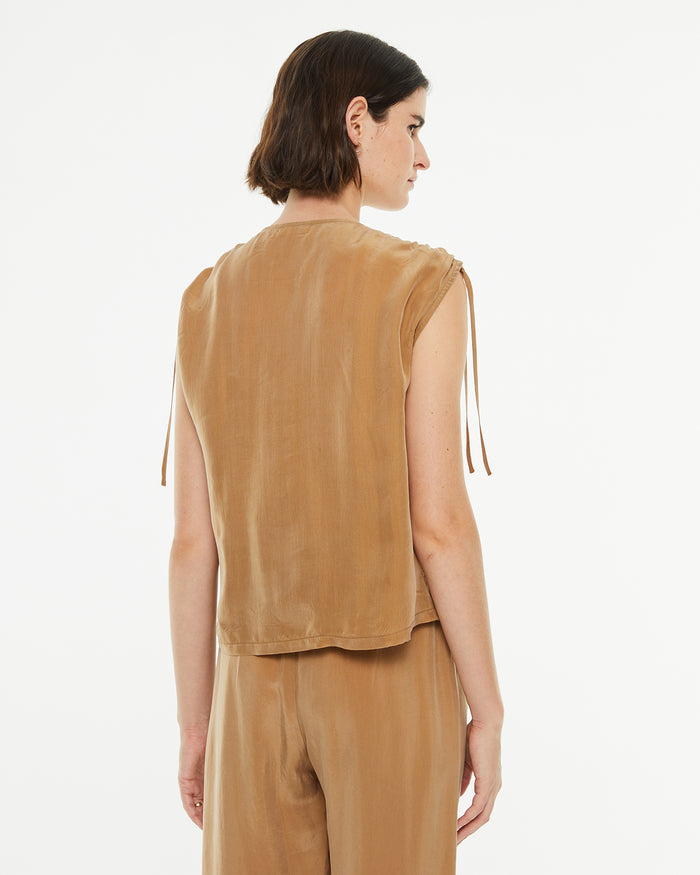 System Action Top De Cupro Con Cuello Pico Y Cierre Botones