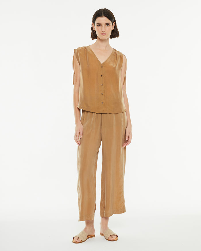 System Action Top De Cupro Con Cuello Pico Y Cierre Botones