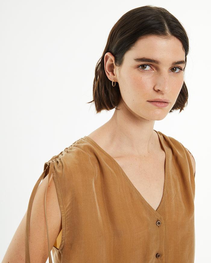 System Action Top De Cupro Con Cuello Pico Y Cierre Botones