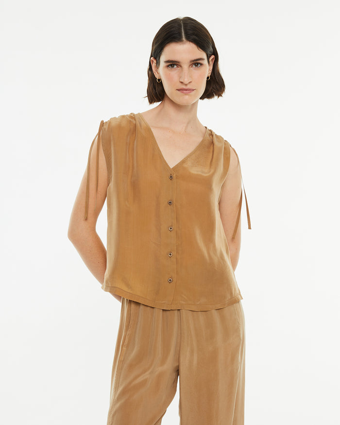 system action Top de cupro con cuello pico y cierre botones