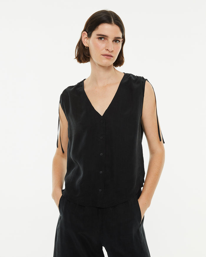 system action Top de cupro con cuello pico y cierre botones