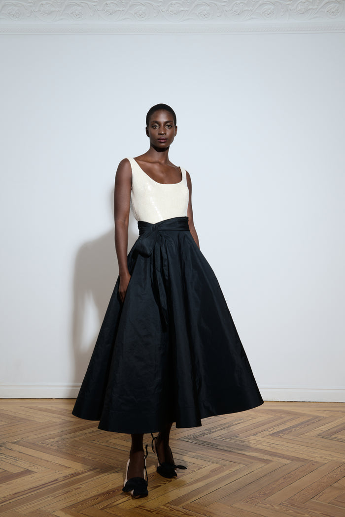 the 2nd skin co. Top de lino con lentejuelas y falda midi de tafetán