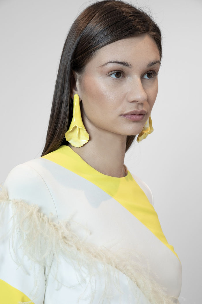 The 2nd Skin Co. Vestido Bicolor De Manga Larga Con Aplicaciones De Plumas