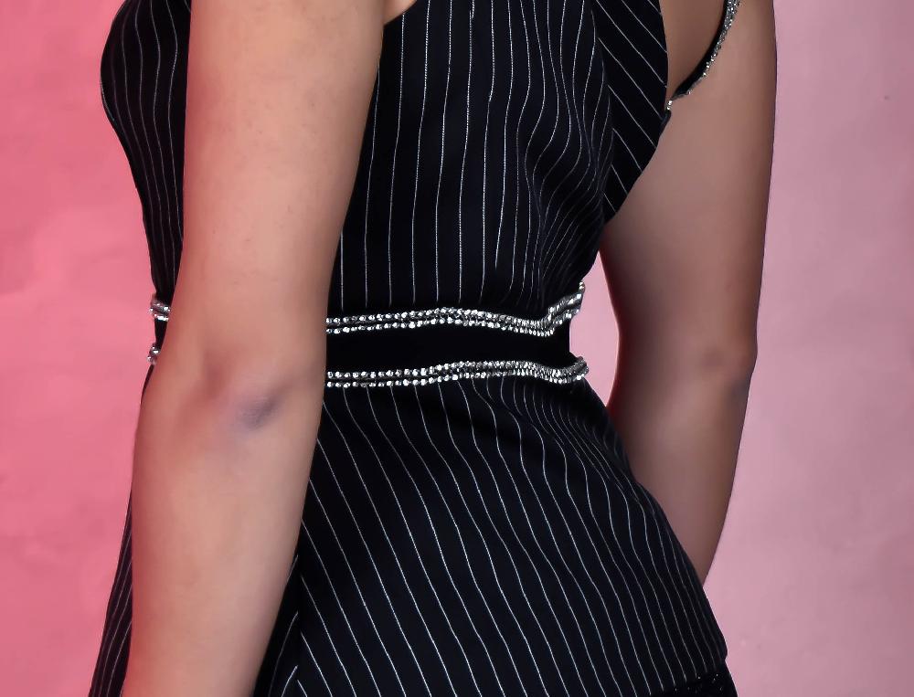 The New Black Blusa Lineal Con Cristales En Copa Y Detalles