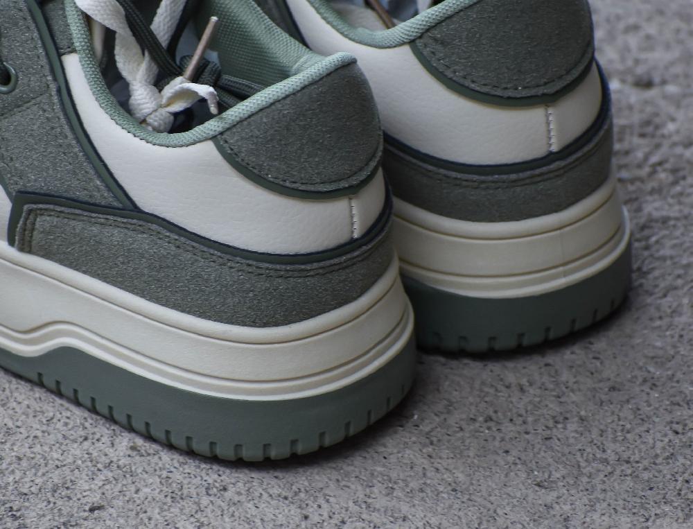 The New Black SNEAKY OLIVE