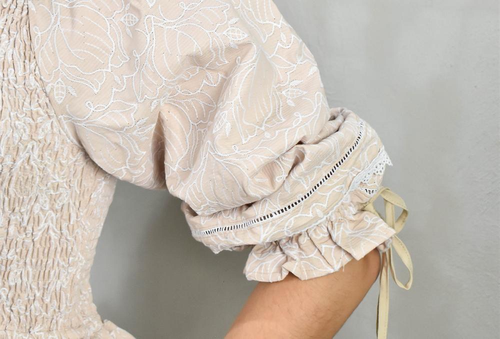 The New Black VT PRINT FLORAL BORDADO BLANCO CON BEIGE CORTO