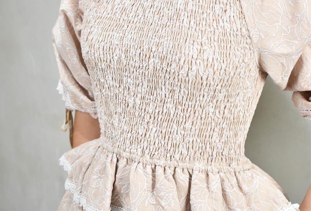 The New Black VT PRINT FLORAL BORDADO BLANCO CON BEIGE CORTO