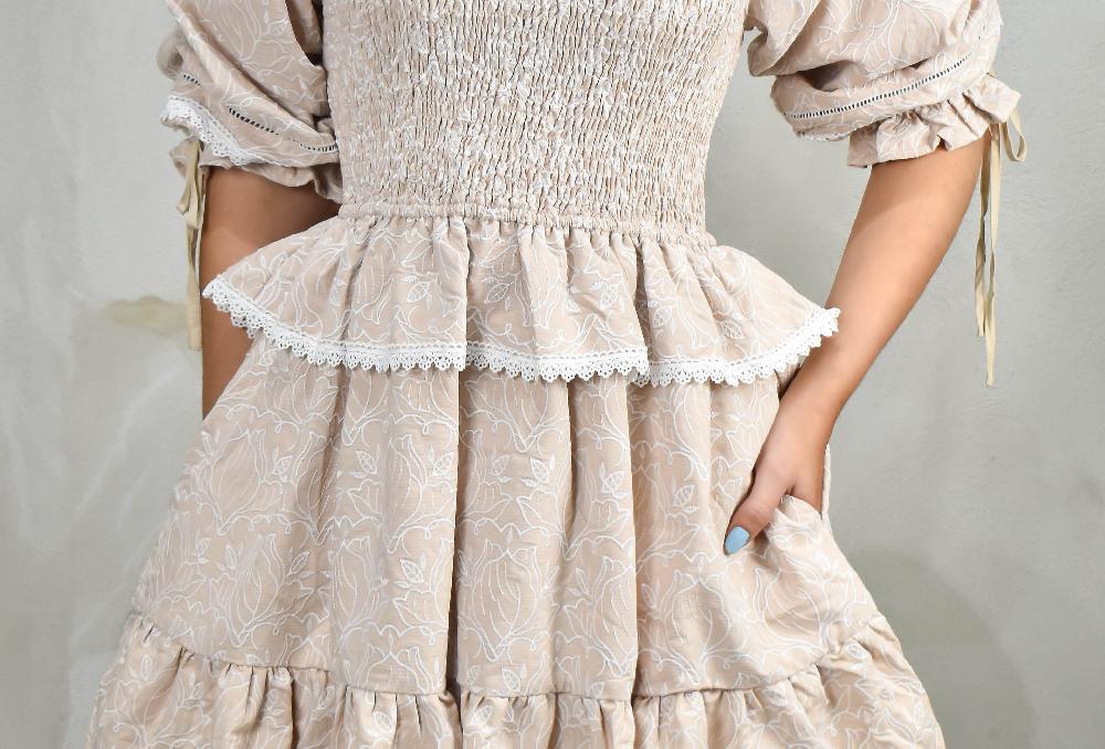 The New Black VT PRINT FLORAL BORDADO BLANCO CON BEIGE CORTO