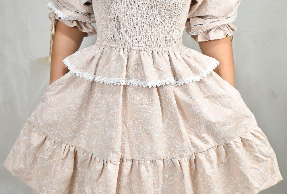 The New Black VT PRINT FLORAL BORDADO BLANCO CON BEIGE CORTO