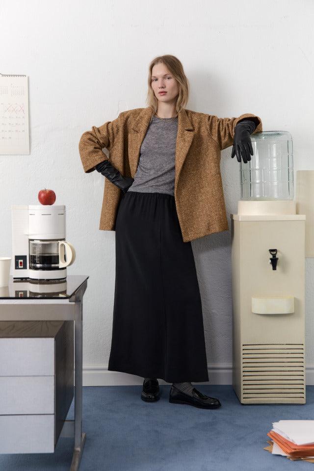 the new society Boston Woman falda negra