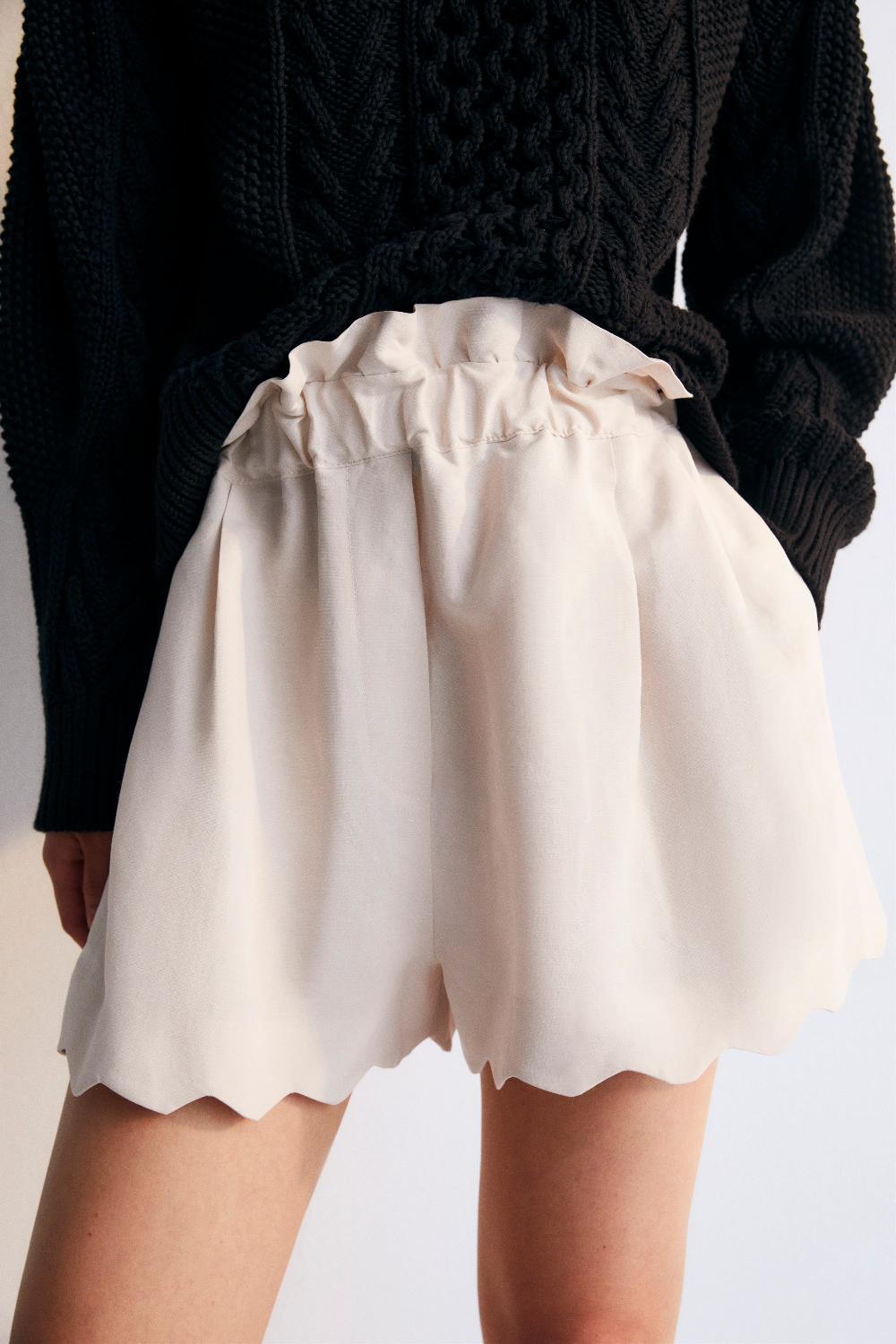 the new society Eros mujer corta piedra