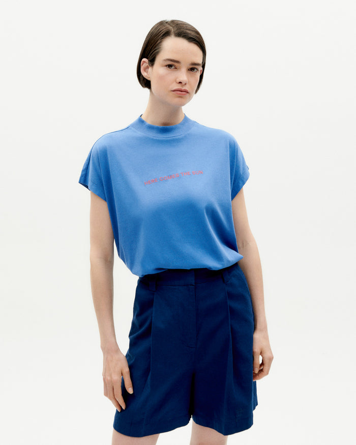 thinking mu Camiseta azul claro Here comes the sun