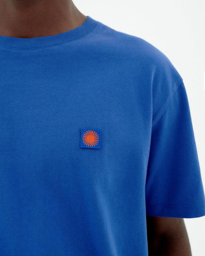 Thinking Mu Camiseta Azul Sol Espalda Marrón