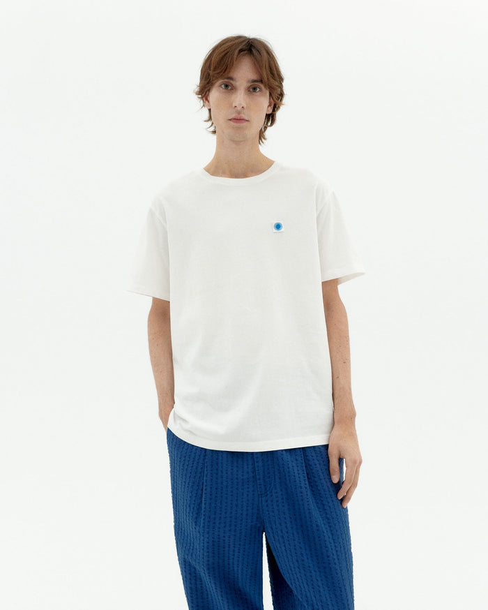 Thinking Mu Camiseta Blanca Sol Espalda Azul