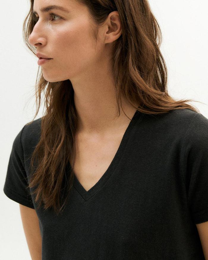 Thinking Mu Camiseta Ligera Negra Hemp Clavel