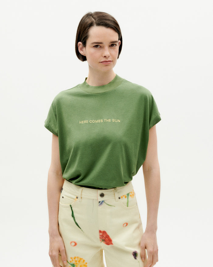 thinking mu Camiseta verde Here comes the sun