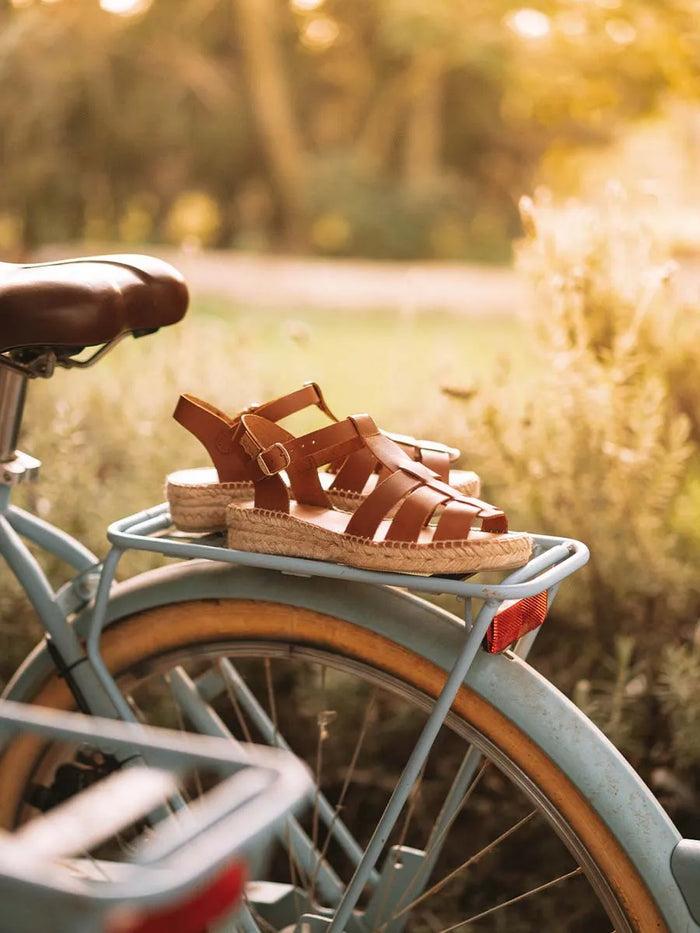 toni pons EMMA - Sandalias cangrejeras planas de mujer en piel | EMMA