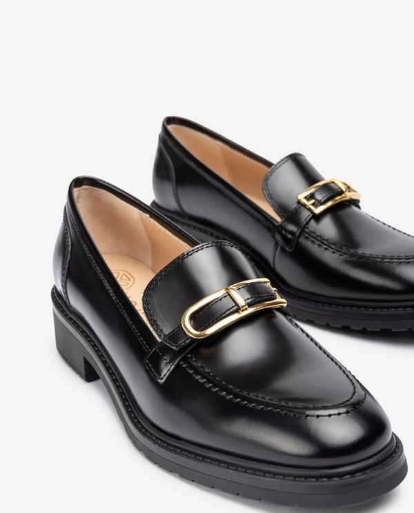 Unisa Mocasín Con Adorno Metálico