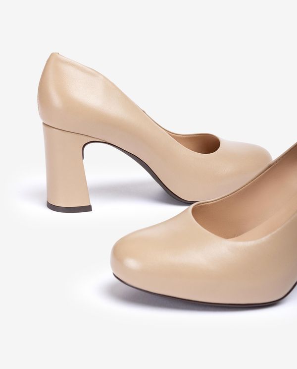 Unisa Salón Con Plataforma Interior