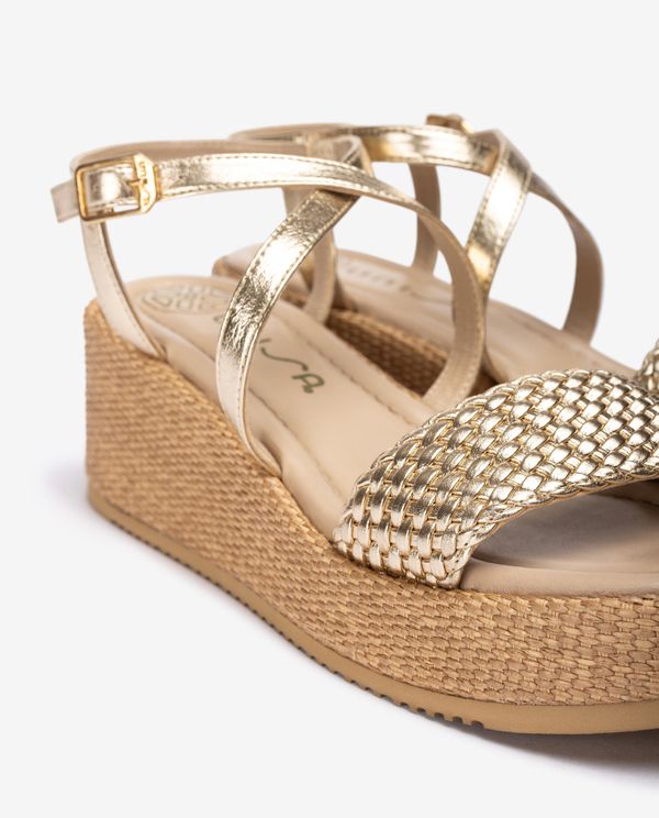 Unisa Sandalia Metalizada Con Bloque