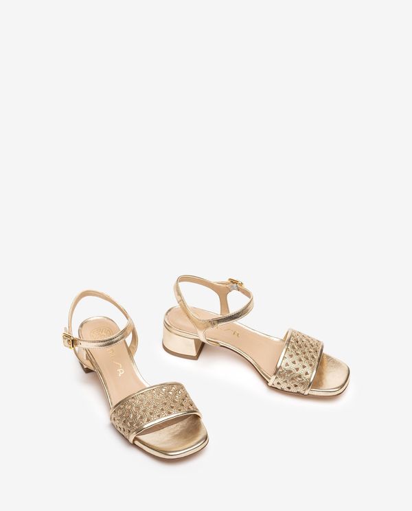 Unisa Sandalia Metalizada Con Picados