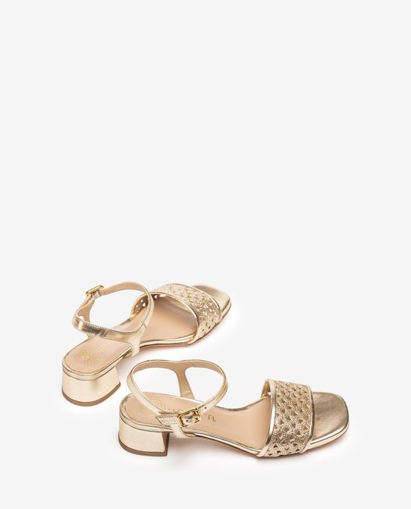 Unisa Sandalia Metalizada Con Picados