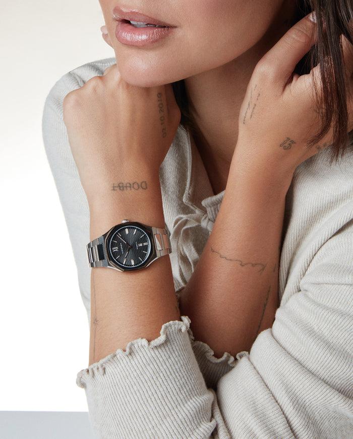 Viceroy Reloj Colección Laura Escanes Caja De Acero Con Doble Bisel En Ip Gris Y Rosa Con Cristal Zafiro 10 Atm Y Brazalete De Acero Con Movimiento Cuarzo