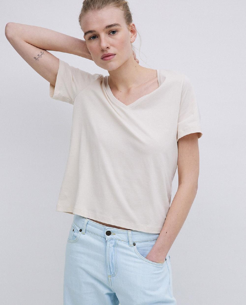Yerse Camiseta Básica Cuello Pico Beige