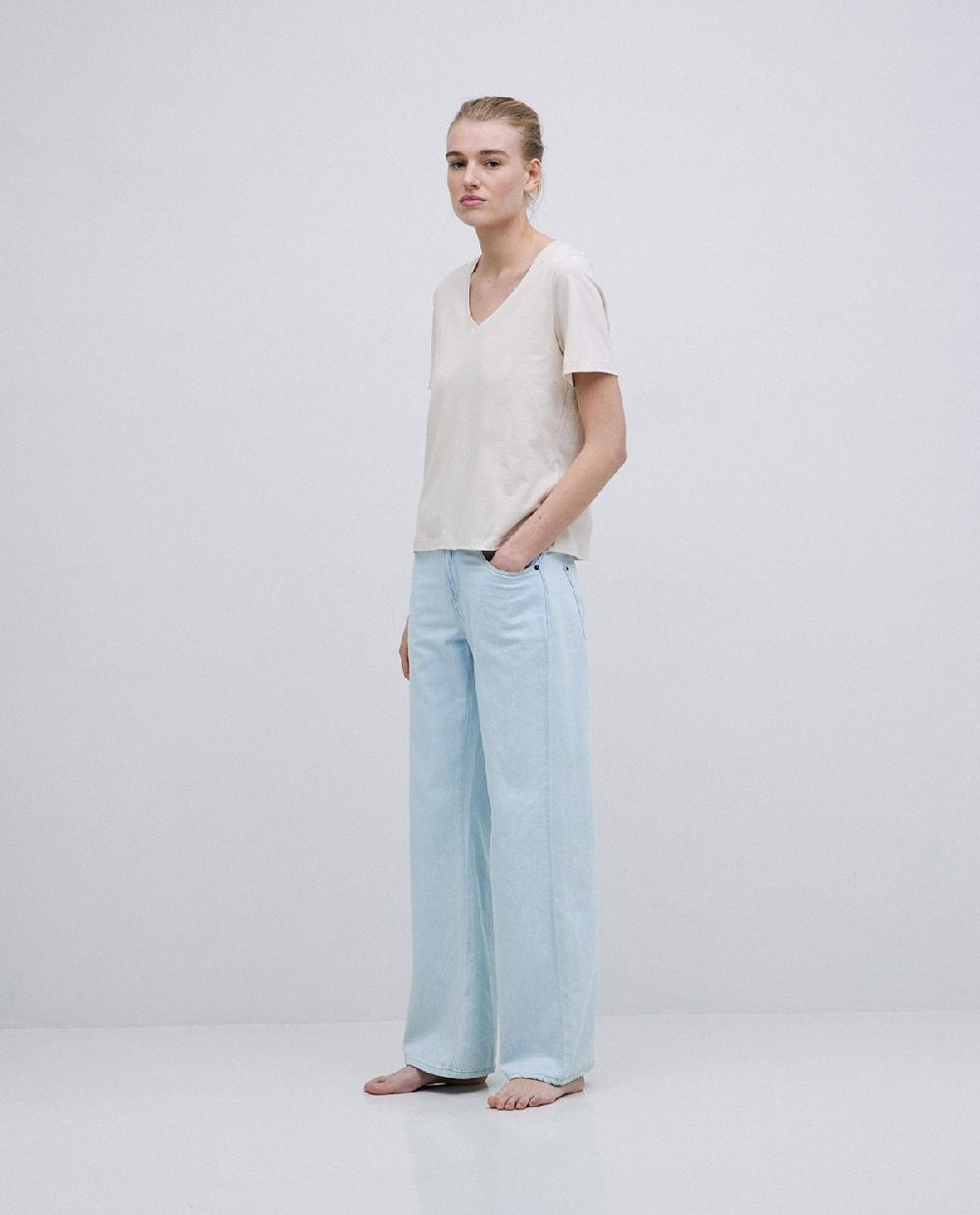 Yerse Camiseta Básica Cuello Pico Beige