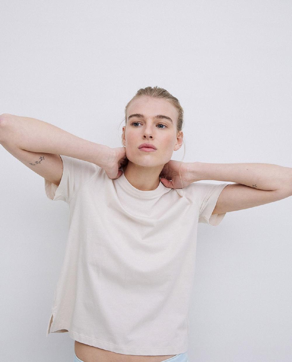 Yerse Camiseta Básica Cuello Redondo Beige