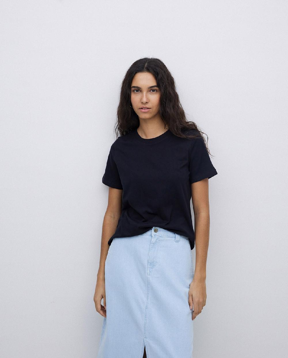 Yerse Camiseta Básica Cuello Redondo Negro