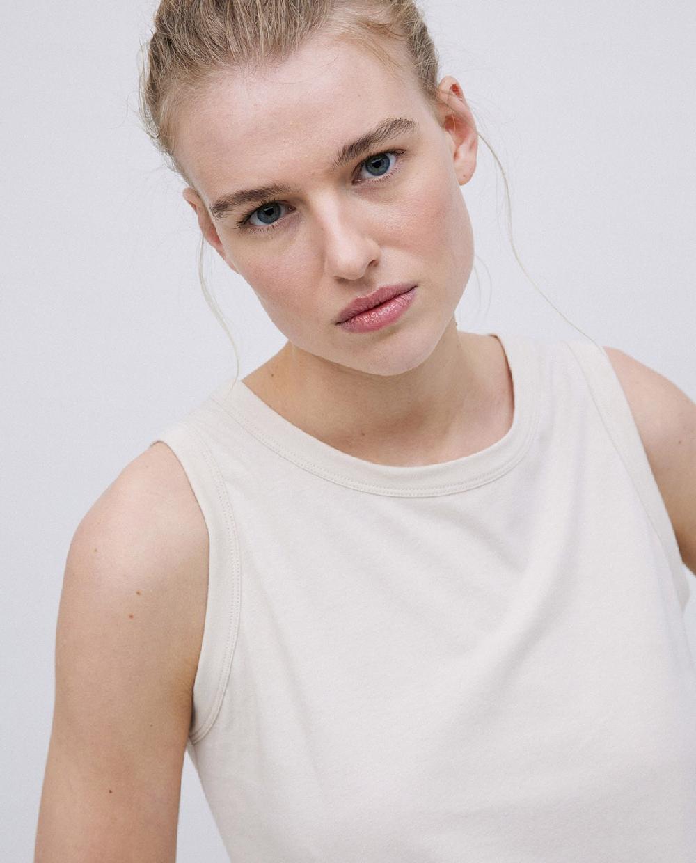 Yerse Top Básico Escote Redondo Beige