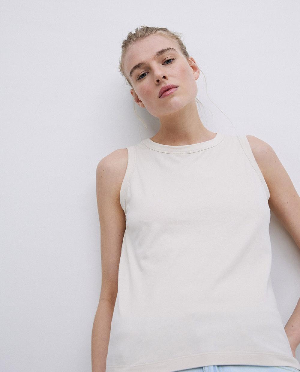 Yerse Top Básico Escote Redondo Beige