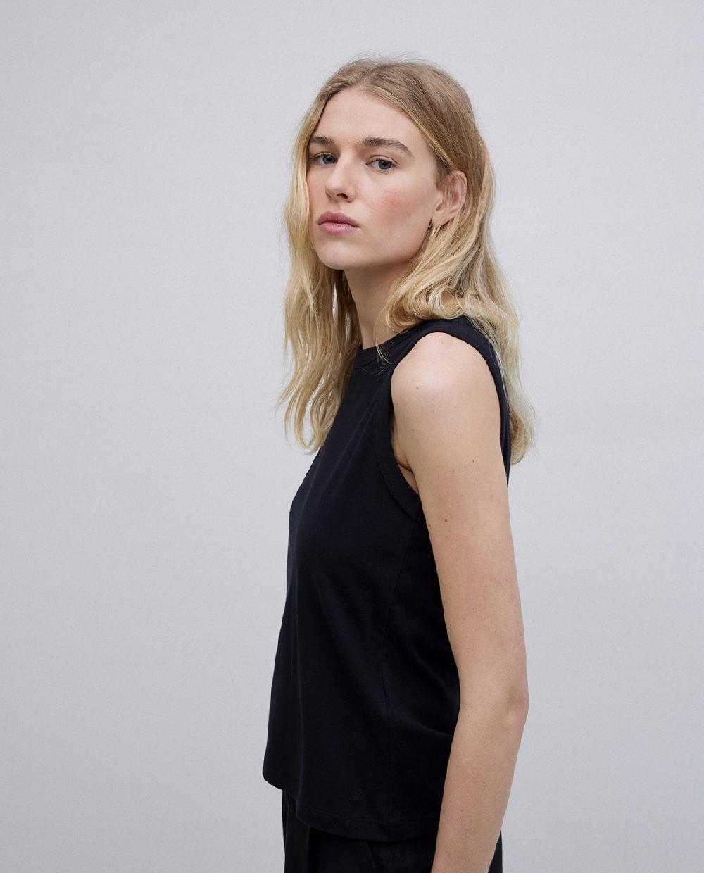 Yerse Top Básico Escote Redondo Negro