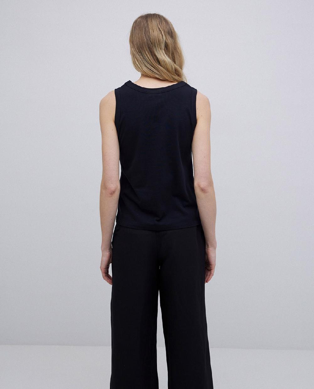 Yerse Top Básico Escote Redondo Negro