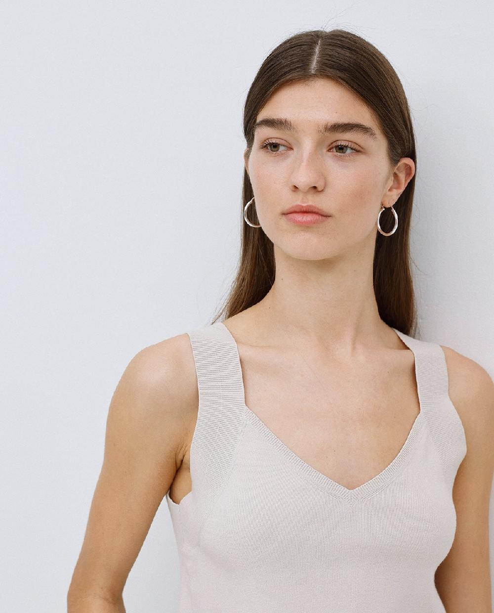 Yerse Top Escote Pico Tirantes Anchos Beige