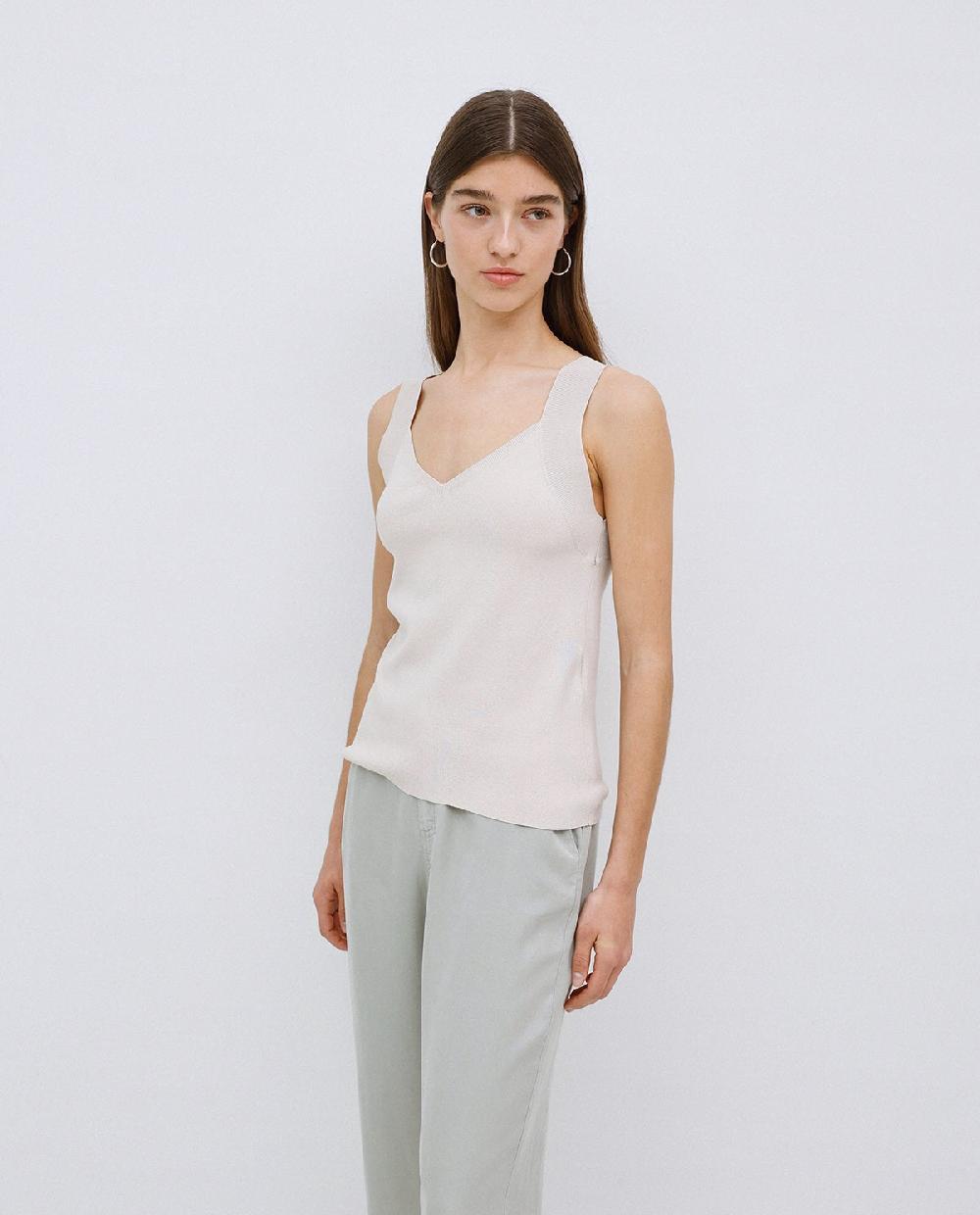 Yerse Top Escote Pico Tirantes Anchos Beige