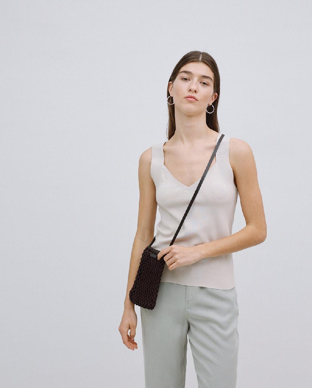 Yerse Top Escote Pico Tirantes Anchos Beige