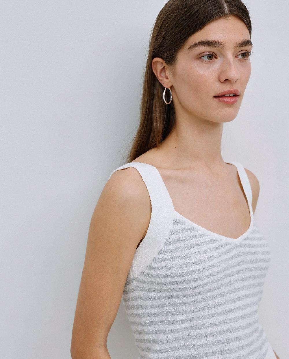 Yerse Top Tirantes Escote Pico Rayas Gris