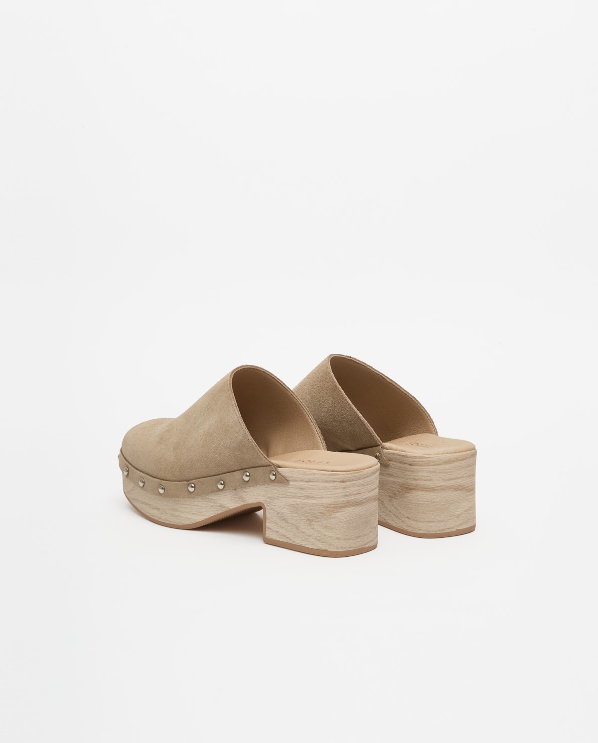 Yerse Zuecos Tachuelas Beige Oscuro
