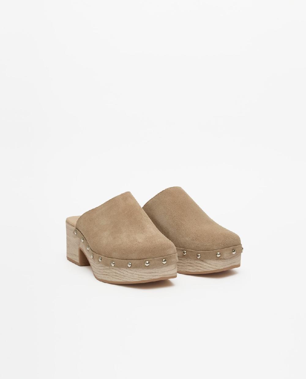 Yerse Zuecos Tachuelas Beige Oscuro