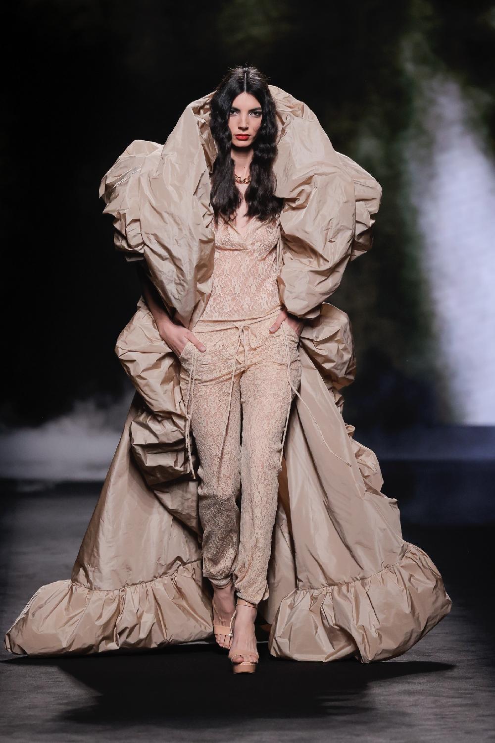 yolancris barcelona 26 – 50 Coat – 26 – 20 Blouse & 26 – 19 Pants