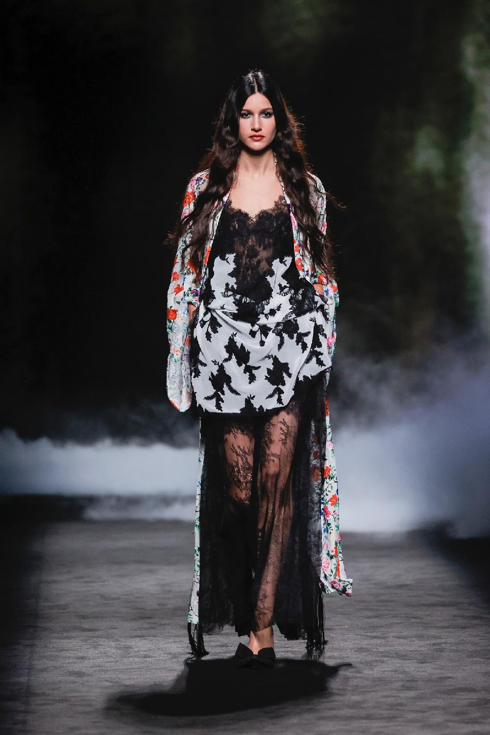 yolancris barcelona 26 – 52 Kaftan – 26 – 61 Blouse & 26 – 21 – 72 Pants