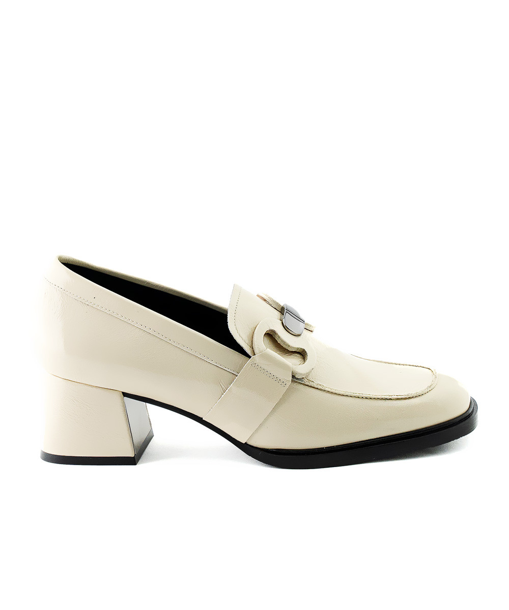 zinda Mocasín de piel crema con hebilla