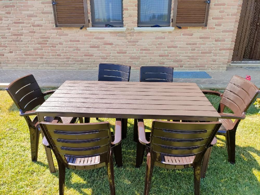 Conjunto De Jardín Mesa Thomas En Acero Y Polietileno + 6 Sillas Anita En Polipropileno Moca