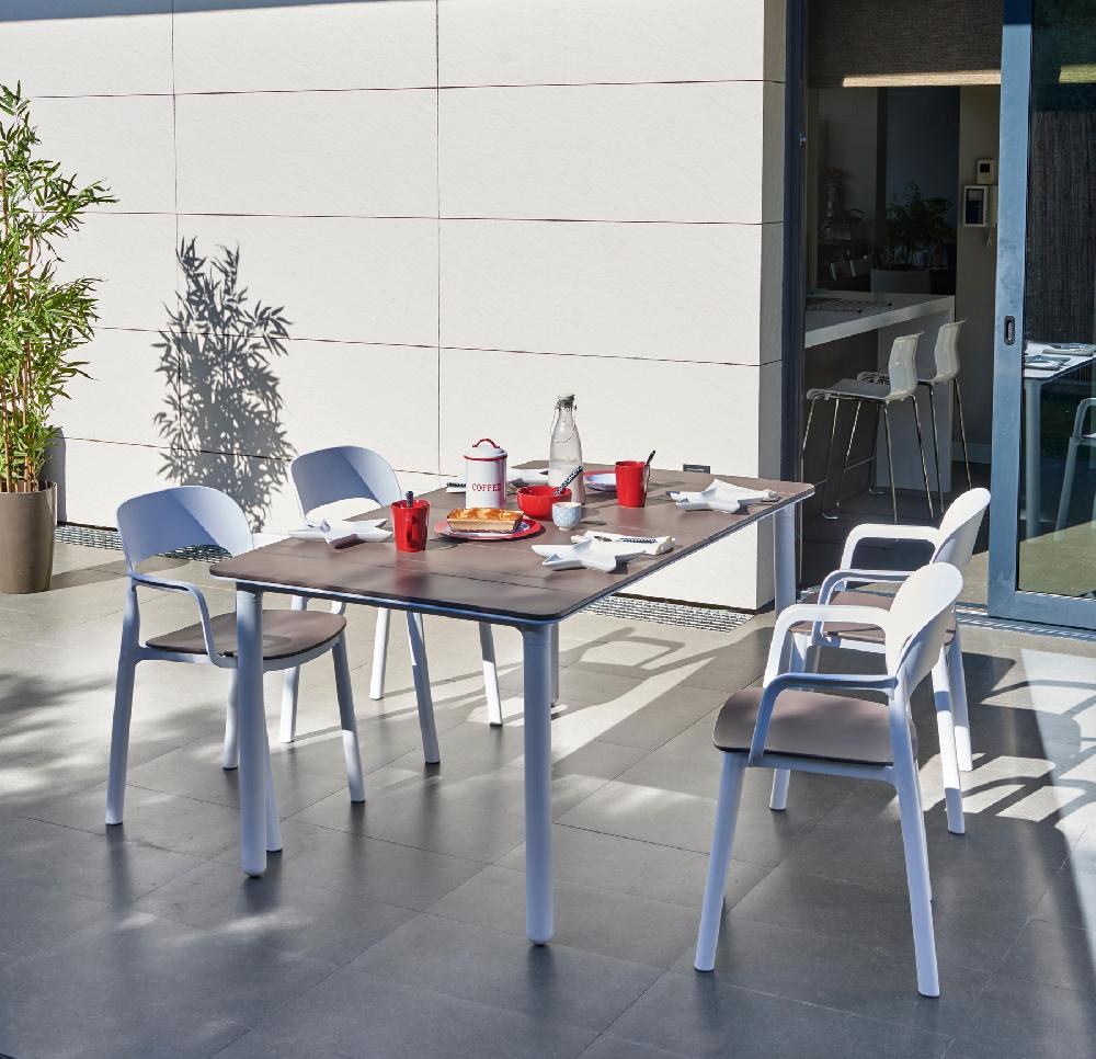 Conjunto de muebles de exterior Noa de resina para 4 comensales