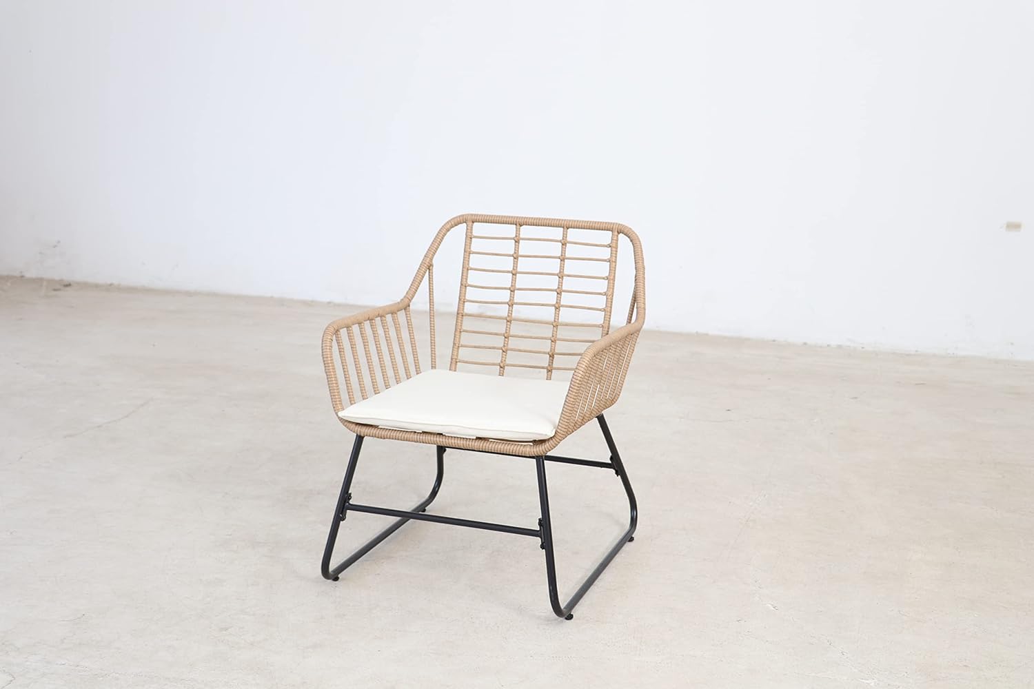 Garden Friend SALOTTO CEBU (mesa Sofá 2 Sillones) Estructura De Acero Negro Tapicería De Poliratán Color Natural Cojines Blancos